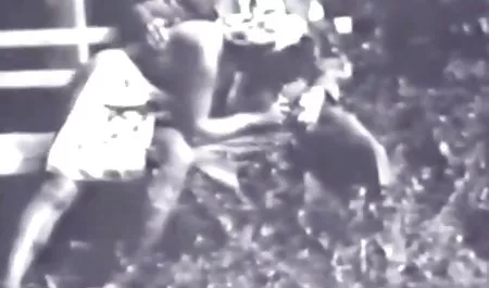 Kleiner asiatischer Freak mit einem versteckten Geheimnis gratis erotik filme ansehen