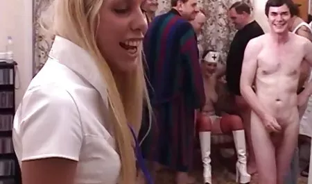 Der alte Mann dringt gratis erotik filme ansehen in die Muschi eines jungen Mädchens ein