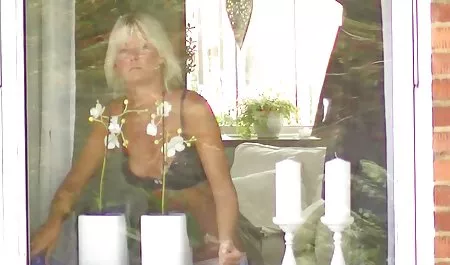 Blonde Vagina fickte einen Sportwagen erotische deutsche sexfilme