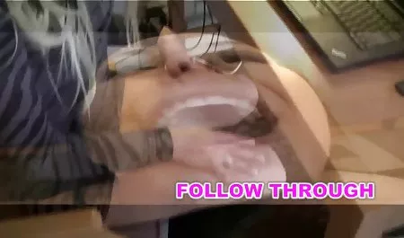 Model Blondine zieht sich aus und spielt mit kostenlose deutsche erotik filme Muschi