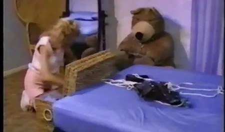 Romi Regen kostenlos erotische filme anschauen Lotionen ihren Körper und masturbiert